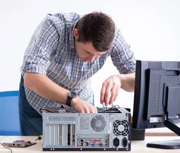 Joven técnico de reparación de computadoras en taller —  Fotos de Stock