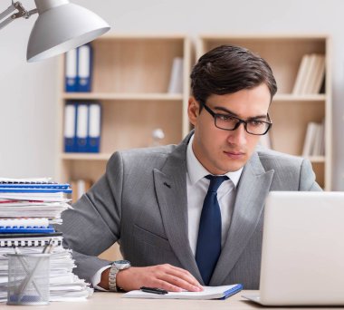 ofiste çalışan yakışıklı işadamı