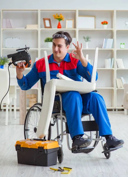 Gehandicapte man repareert stoel in werkplaats — Stockfoto