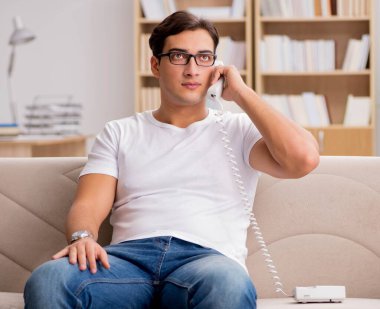 Koltukta yalan telefonda konuşan genç adam