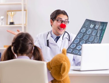 Düzenli kontrolde küçük kızı olan komik bir çocuk doktoru.