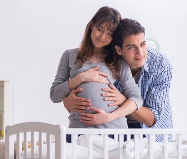 Genç ebeveynler ilk bebeklerini bekliyorlar.