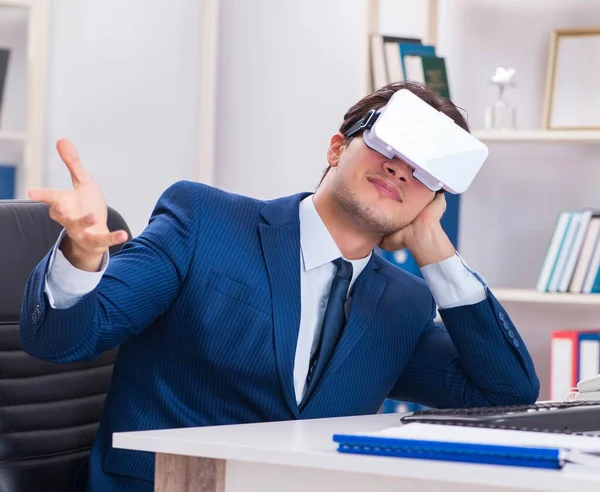 Υπάλληλος που χρησιμοποιεί γυαλιά εικονικής πραγματικότητας στο γραφείο — Φωτογραφία Αρχείου