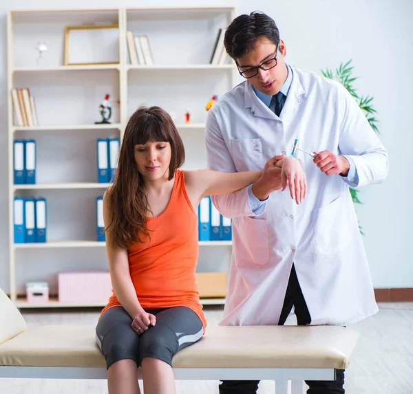 Médico neurólogo examinando paciente femenino — Foto de Stock