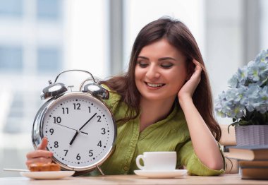 Çalar saati olan öğrenci sınavlara hazırlanıyor