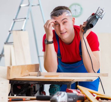 Müteahhit atölyede çalışıyor.