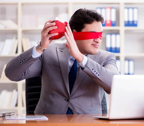 Blindfold affärsman sitter vid skrivbordet på kontoret — Stockfoto