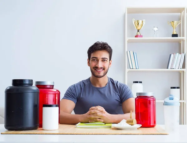 L'atleta assaggia nuovi integratori proteici per muscoli migliori — Foto Stock