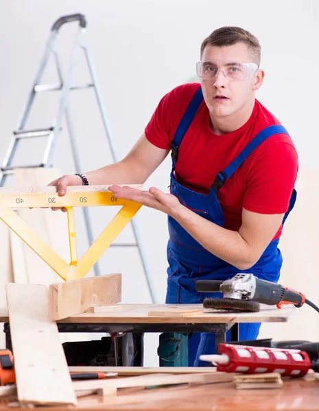 Werknemer in de werkplaats — Stockfoto