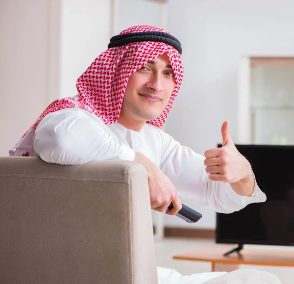 Arabo uomo d'affari guardando la tv a casa — Foto Stock