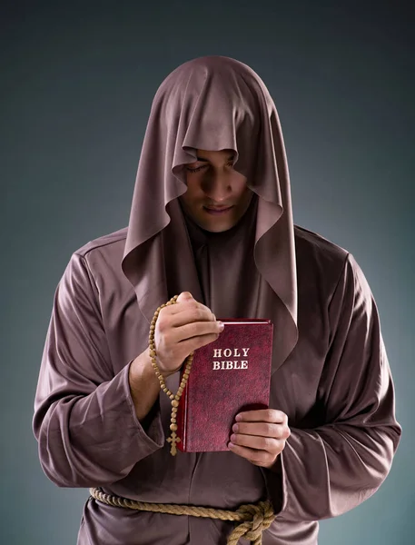 Monge no conceito religioso sobre fundo cinza — Fotografia de Stock