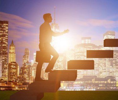 Kariyer promosyon kavramı merdiven ile işadamı