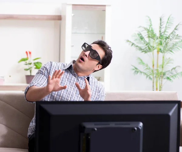 Evde 3D televizyon izleyen bir adam. — Stok fotoğraf