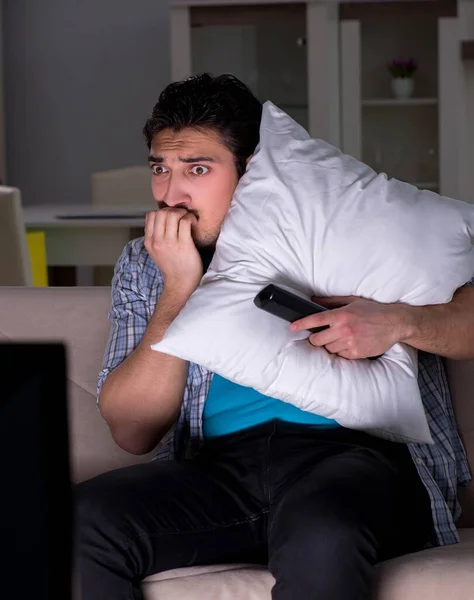 Jeune homme regardant la télévision tard dans la nuit — Photo