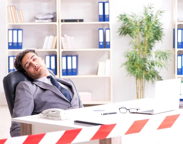 Dead businessman at this desk — Stock Photo, Image