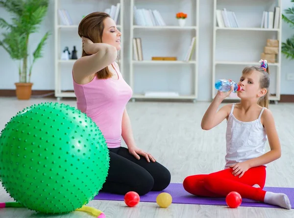 Mädchen und Mutter üben zu Hause — Stockfoto