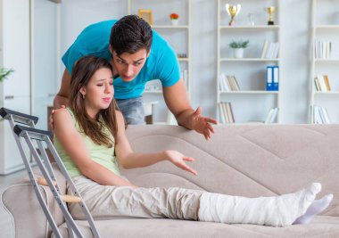 Koca adam yaralı karısına destek oluyor.