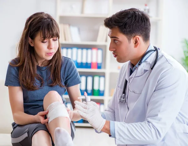 Paziente in visita dal medico dopo aver subito lesioni sportive — Foto Stock