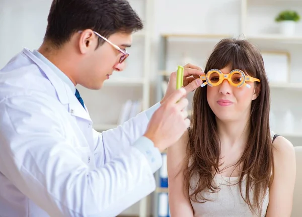 Okulista sprawdza pacjenta w szpitalu okulistycznym. — Zdjęcie stockowe
