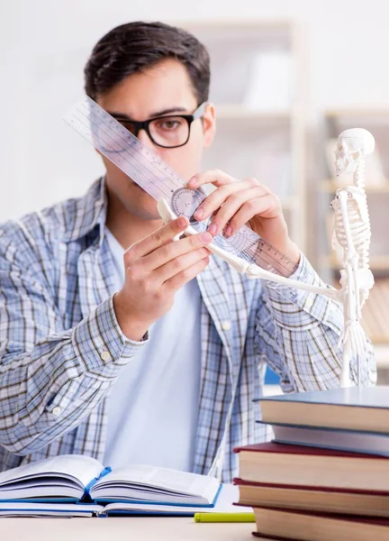 Medische student zit aan de lezing op de universiteit — Stockfoto