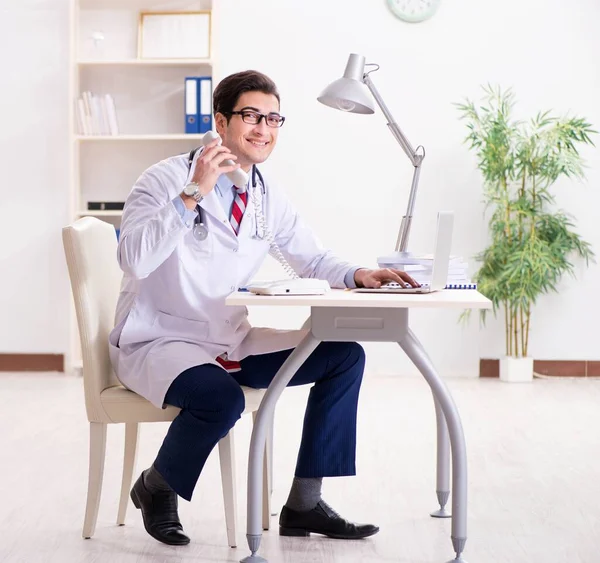 Jonge knappe dokter werkt in ziekenhuiskamer — Stockfoto