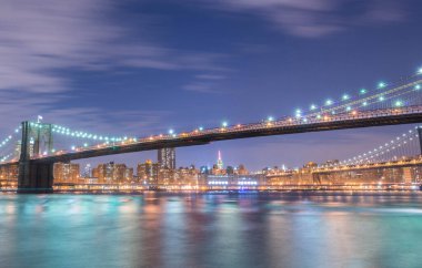 Manhattan ve Brooklyn köprüsünün gece manzarası