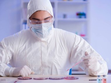 Laboratuvar asistanı hastanede kan örneklerini test ediyor.