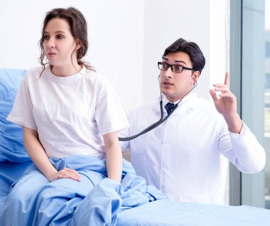 Hastanedeki hastayı ziyaret eden doktor.