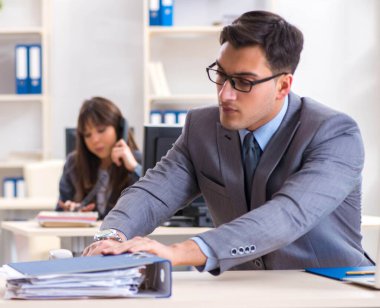 Ofiste çalışan kadın ve erkek.