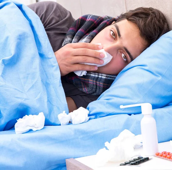 Homem doente com gripe deitado na cama — Fotografia de Stock