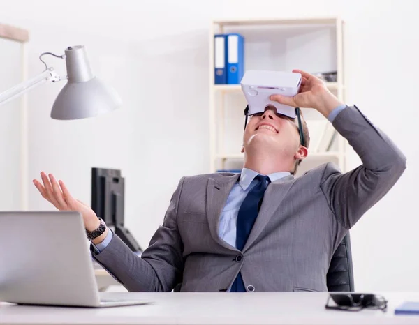 Homme d'affaires avec lunettes de réalité virtuelle au bureau — Photo