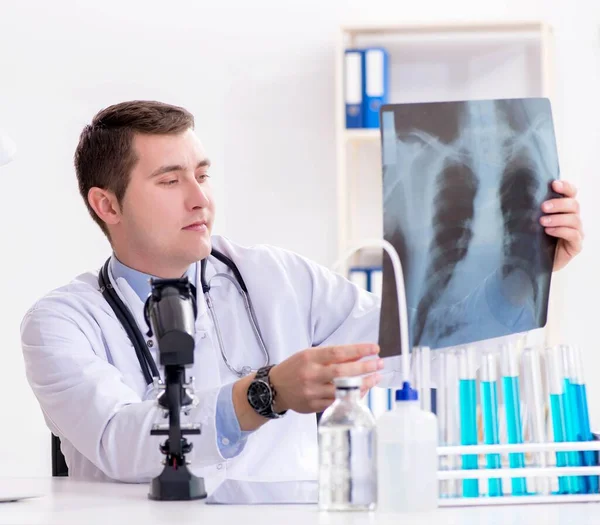 Medico maschio che guarda i risultati di laboratorio in ospedale — Foto Stock