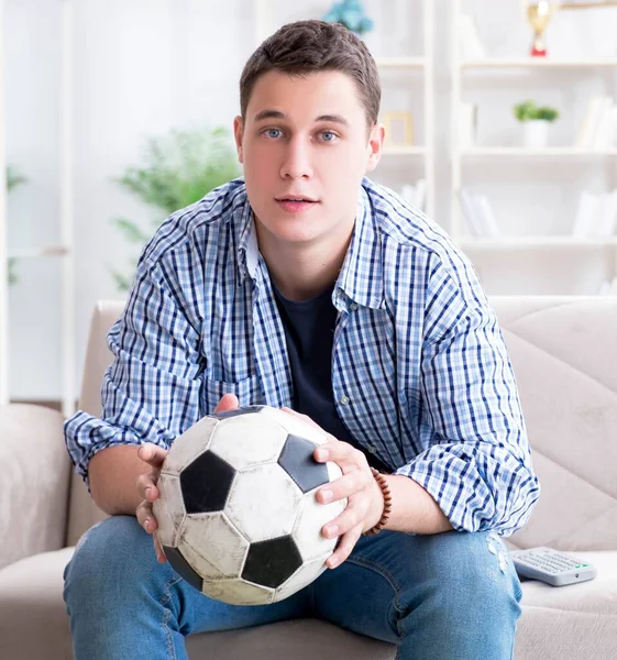 Giovane studente guardando il calcio a casa — Foto Stock