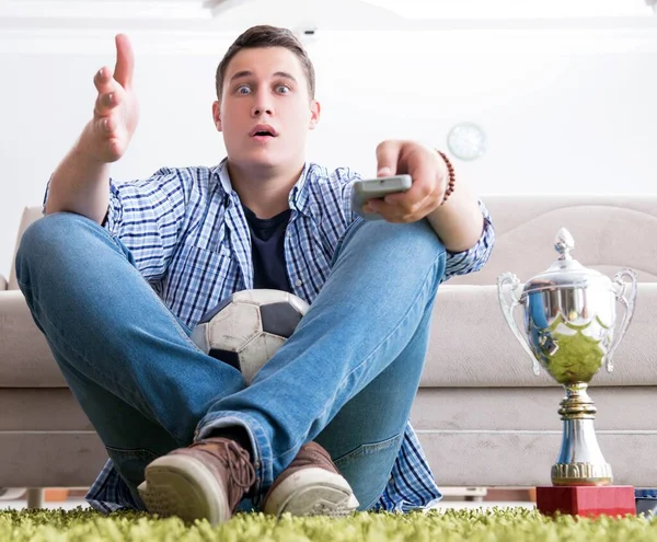 Młody człowiek student oglądanie piłki nożnej w domu — Zdjęcie stockowe