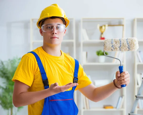 Maler arbeitet bei Renovierung zu Hause — Stockfoto