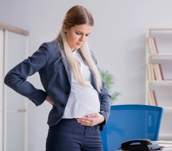 Lavoratrice incinta in ufficio — Foto Stock