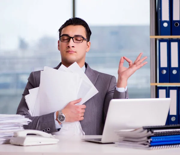 Empresario meditando en la oficina — Foto de Stock