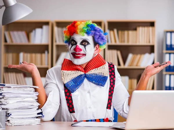 Empresário palhaço que trabalha no escritório — Fotografia de Stock