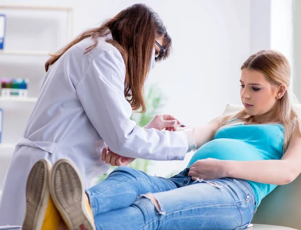 Беременная женщина на регулярном осмотре беременности — стоковое фото