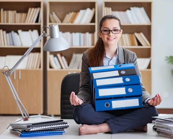 Geschäftsfrau meditiert im Büro — Stockfoto