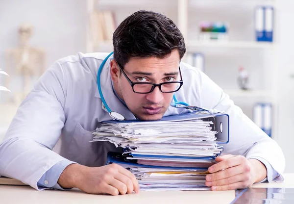 Médico ocupado com muito trabalho no hospital — Fotografia de Stock