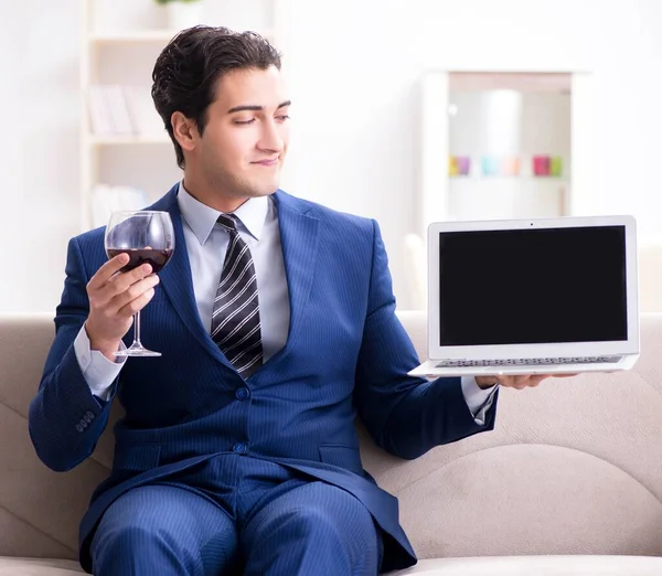 Uomo d'affari che beve vino seduto a casa — Foto Stock