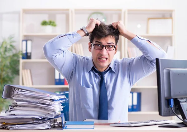 Empresario enojado frustrado con demasiado trabajo —  Fotos de Stock
