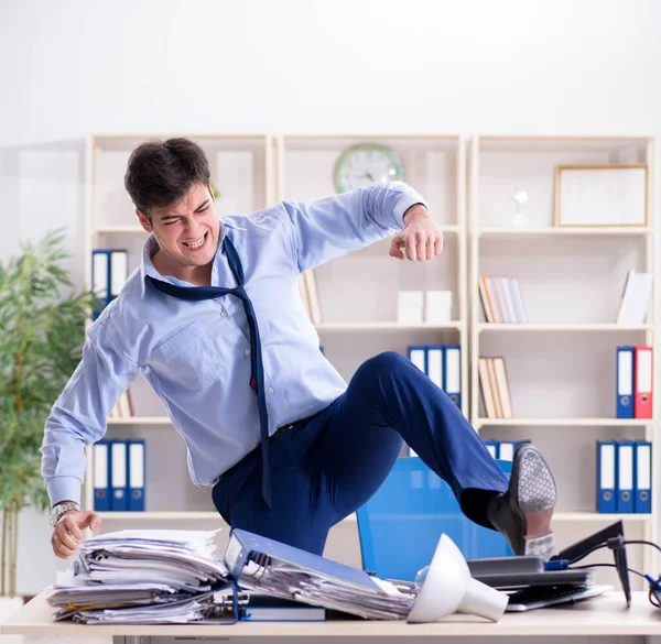 Homem de negócios irritado frustrado com muito trabalho — Fotografia de Stock