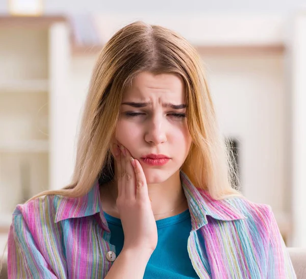 Jeune femme souffrant de douleur à la maison — Photo