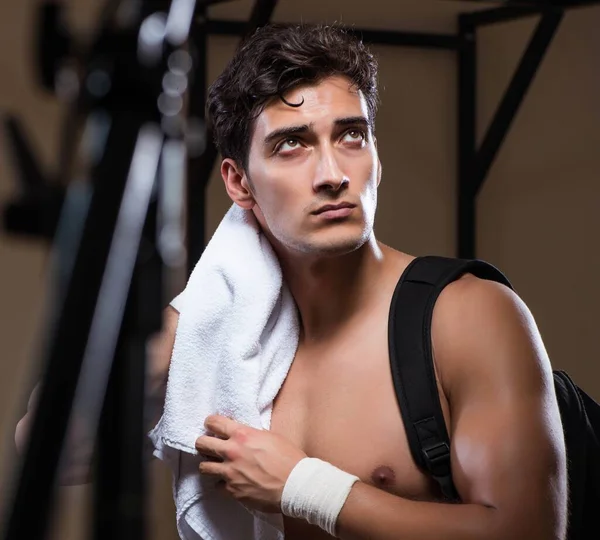 Hombre cansado después del entrenamiento en el gimnasio deportivo —  Fotos de Stock