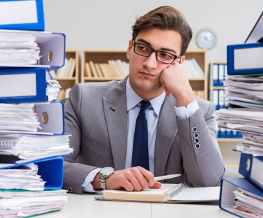 Aşırı çalışma nedeniyle stresli bir işadamı