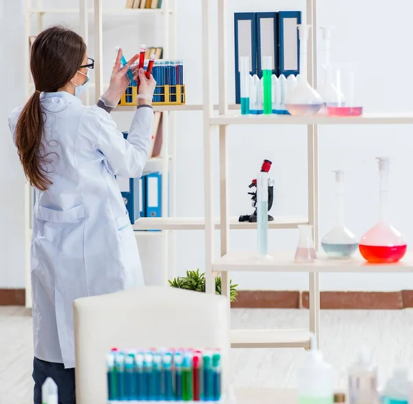 Química femenina trabajando en laboratorio hospitalario — Foto de Stock