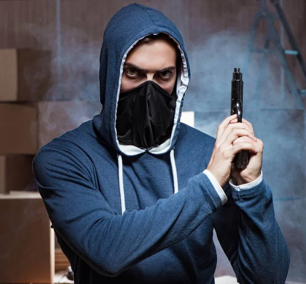 Aggressiver Mann mit Waffe trägt Gesichtsmaske — Stockfoto