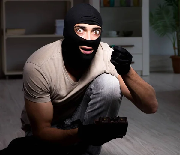 Burglar身に着けていますbalaclavaマスクで犯罪現場 — ストック写真